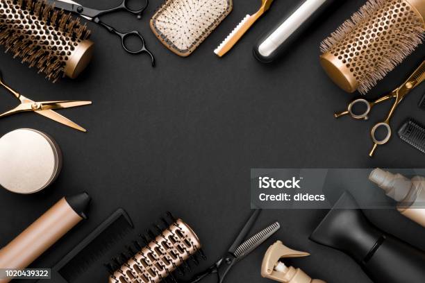 Friseurwerkzeuge Auf Schwarzem Hintergrund Mit Kopierplatz In Der Mitte Stockfoto und mehr Bilder von Friseursalon