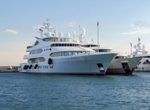 cannes - luxus-yacht im hafen - bay large nautical vessel blue stock-fotos und bilder