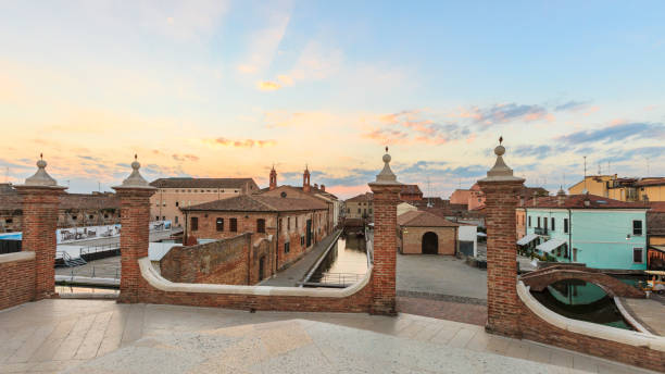 comacchio, vy från trepponti arkitektoniska komplexet (emilia-romagna, italien) - comacchio bildbanksfoton och bilder
