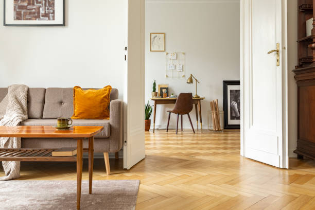 foto reale di un soggiorno retrò interno e vista di un ufficio domestico. vista attraverso una porta - parquet foto e immagini stock