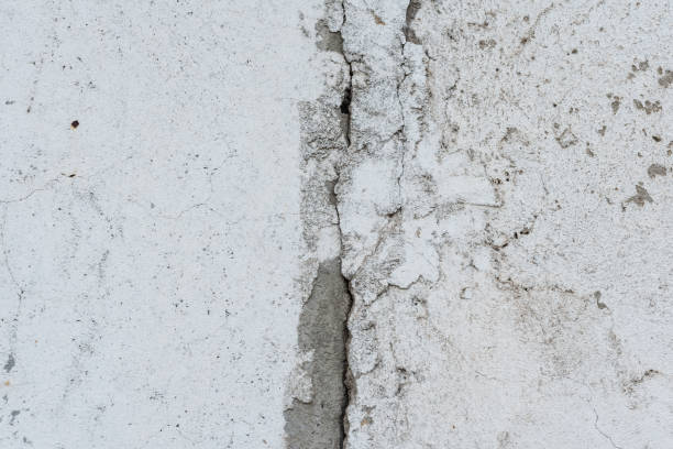 istock Wall fragment with attritions and cracks 1020471490