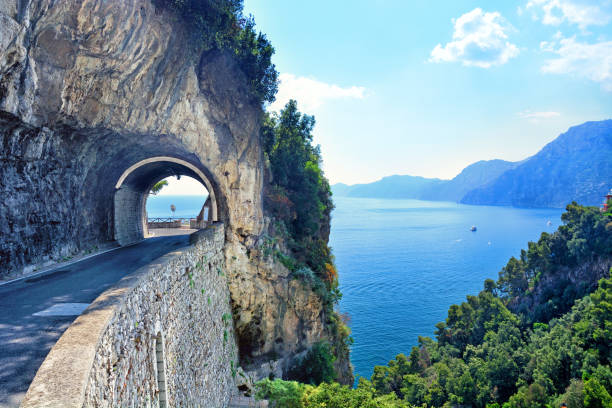 carretera en costa de amalfi, italia - vibrant color summer rock cliff fotografías e imágenes de stock
