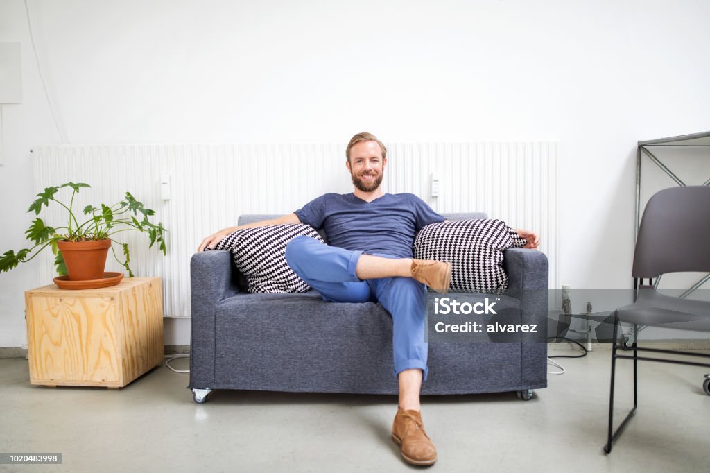 Médio empresário adulto relaxando no sofá - Foto de stock de Sofá royalty-free