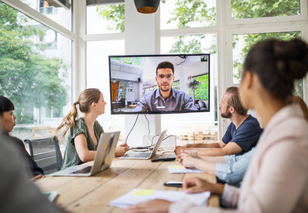 équipe des activités/démarrage ayant une vidéo-conférence avec les investisseurs - television commercial photos et images de collection