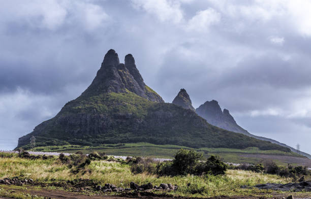 drei säugetiere bergen auf mauritius panorama - 18633 stock-fotos und bilder