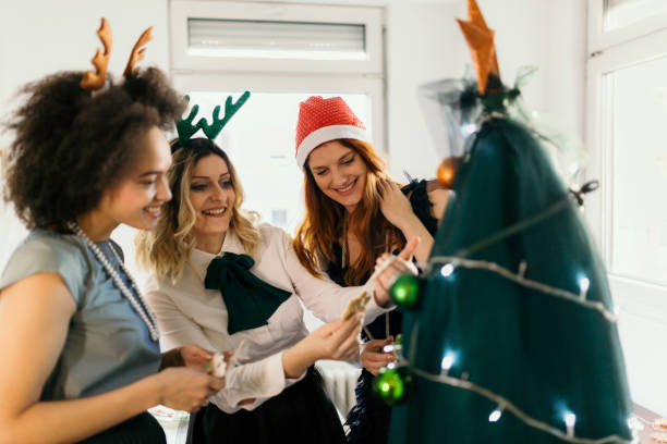 colegas celebran la navidad en el trabajo - 3504 fotografías e imágenes de stock