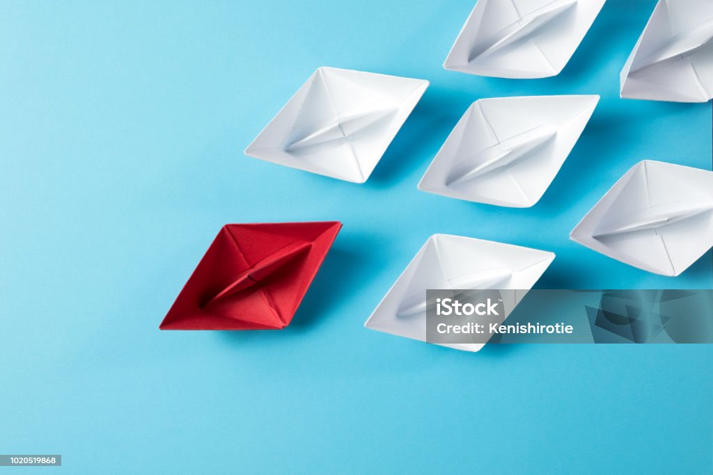 Notion de leadership à l’aide de bateau origami - Photo de Leadership libre de droits