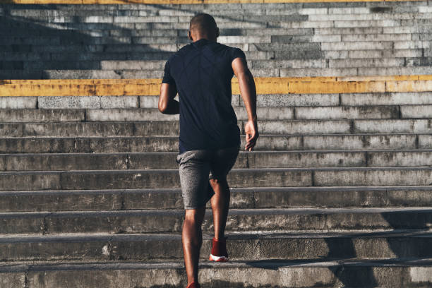 lograr los mejores resultados. - staircase running moving up jogging fotografías e imágenes de stock