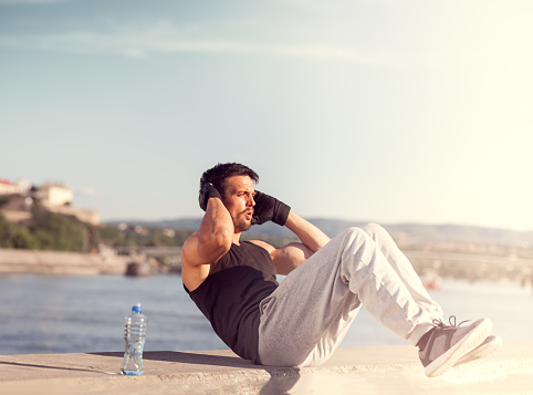 Modelo de fitness masculino haciendo sit ups y cruje ejercicios abdominales photo