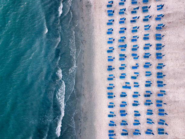 plage de perspective aérienne - multicopter point of view photos et images de collection