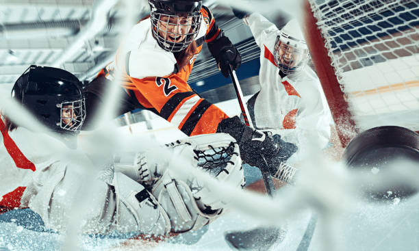 os hóquei no gelo esporte feminino jogadores em ação, movimento, movimento. esporte comptetition concpet, meninas no treinamento ou jogo na arena - ice rink ice hockey ice playing - fotografias e filmes do acervo