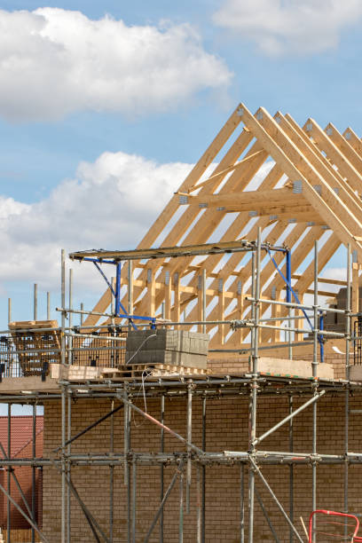 andaime plataforma e telhado treliças no novo edifício em construção - uk scaffolding construction building activity - fotografias e filmes do acervo