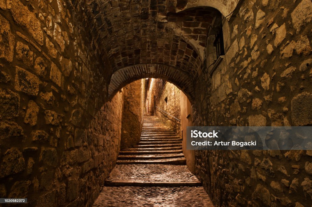 Rue de la vieille ville de Girona par nuit - Photo de Ville de Gérone libre de droits