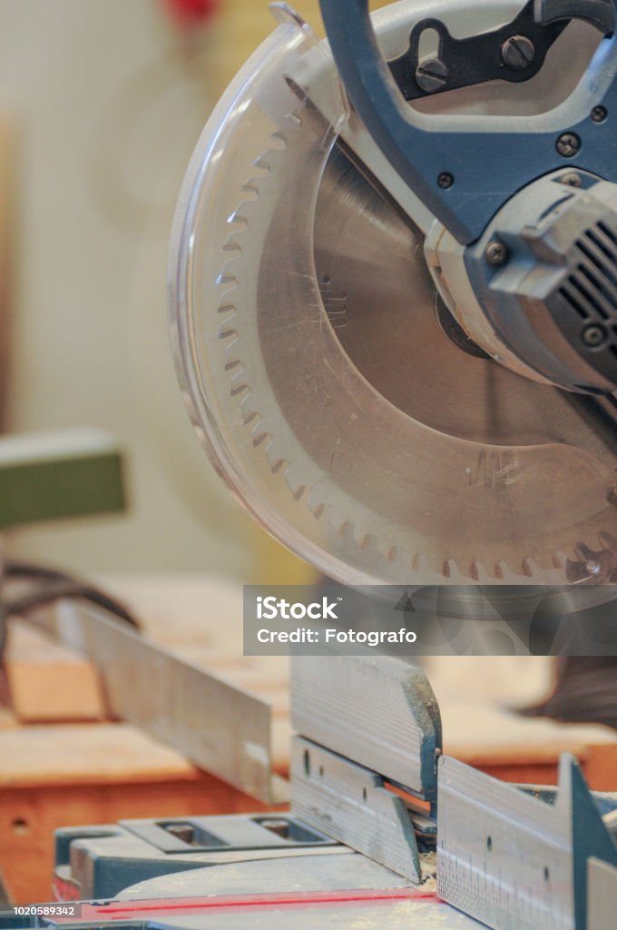 Sega Circolare Elettrica Per Legno Macchina Carpenter Per Il Taglio Del  Legno - Fotografie stock e altre immagini di Acciaio - iStock