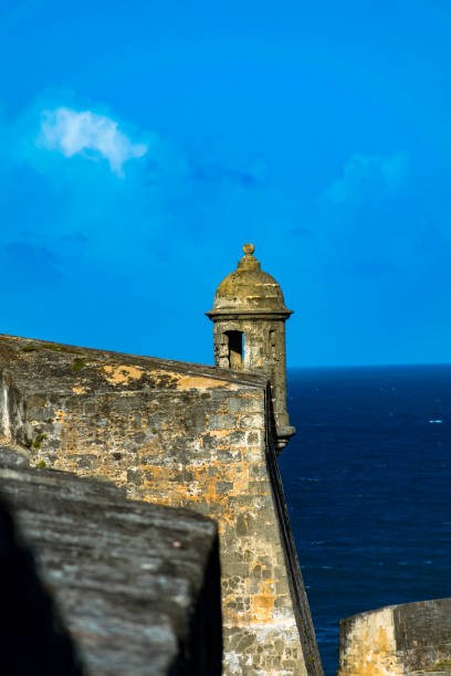 wachhäuschen und zinnen von el morro castle in san juan, puerto rico usa - horizon over water old san juan san juan puerto rico puerto rico stock-fotos und bilder