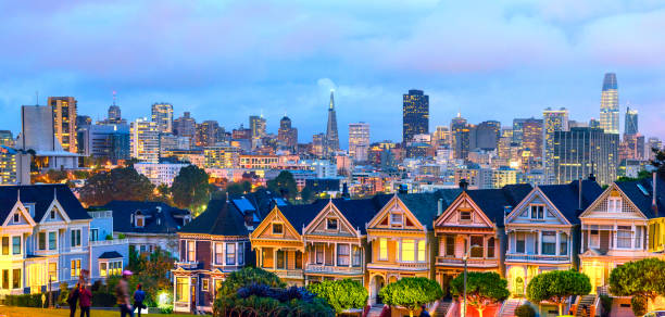 casas de las señoras pintadas en san francisco en la hora de la noche panorama - san francisco county skyline panoramic night fotografías e imágenes de stock