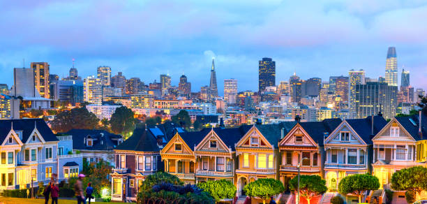 painted ladies houses a san francisco nell'ora serale panorama - san francisco county san francisco bay area house painted ladies foto e immagini stock