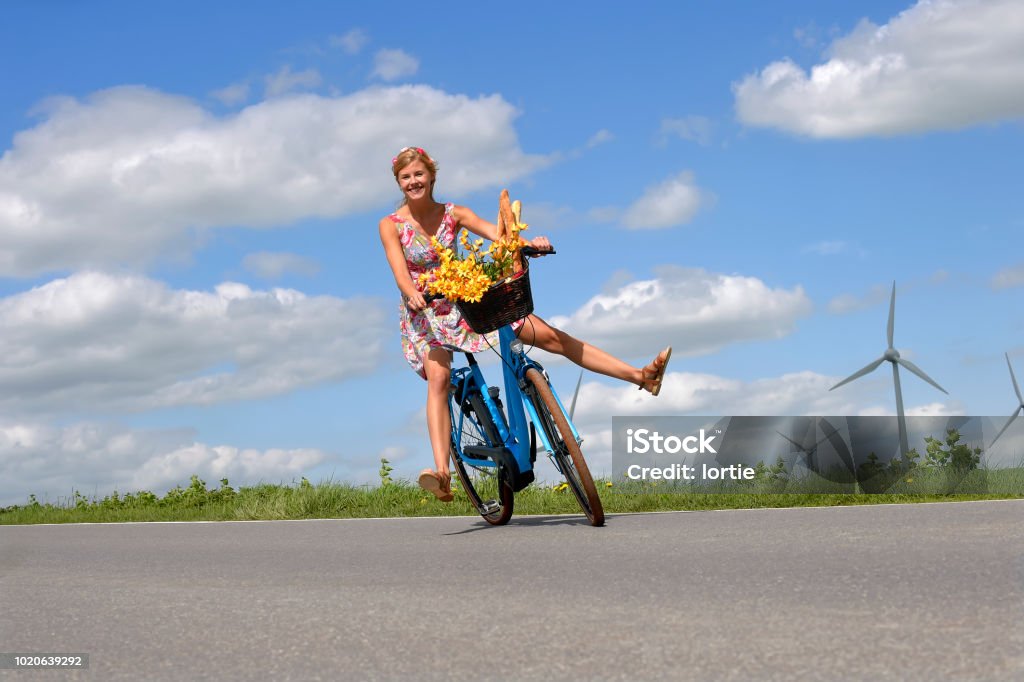 Ciclista sin preocupaciones - Foto de stock de Bicicleta eléctrica libre de derechos