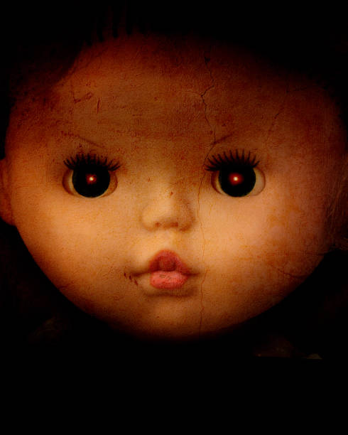 fundo de grunge, com cara de boneca assustadora mal vintage - doll evil child baby - fotografias e filmes do acervo