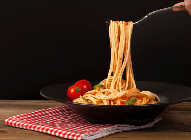 spaghetti bowl over wooden table - basil bowl cooked cheese imagens e fotografias de stock