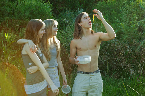 若い男性なり weeds をお楽しみください。 - shirtless men male teenager ストックフォトと画像