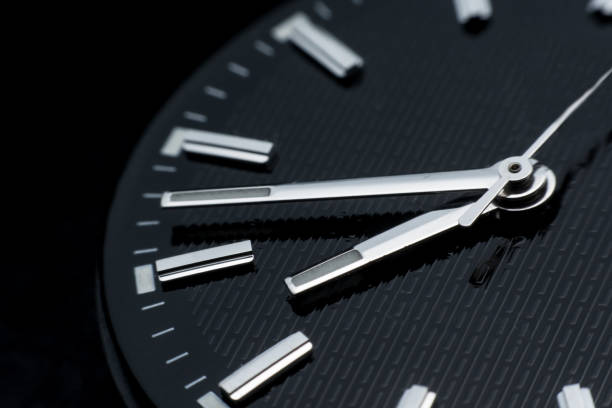 close-up no sentido horário no relógio preto rosto plano de fundo. relógio de pulso em estilo retro - 12 oclock - fotografias e filmes do acervo