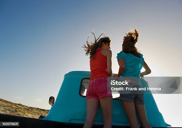 Foto de Adolescentes Meninas Nas Costas De Caminhonete e mais fotos de stock de Caminhonete pickup - Caminhonete pickup, Vista Traseira, Divertimento