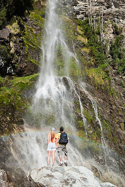 pareja por la pintoresca cascada - argentina bariloche people hiking fotografías e imágenes de stock