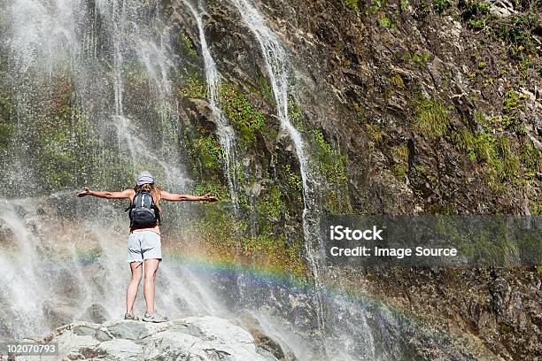 Kobieta Stoi W Wodospad Z Broni Otworzyć - zdjęcia stockowe i więcej obrazów Bariloche - Bariloche, Wodospad, Rasa kaukazoidalna