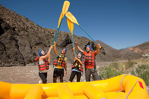 white water rafters aumento oars - white water rafting rafting rapid river imagens e fotografias de stock