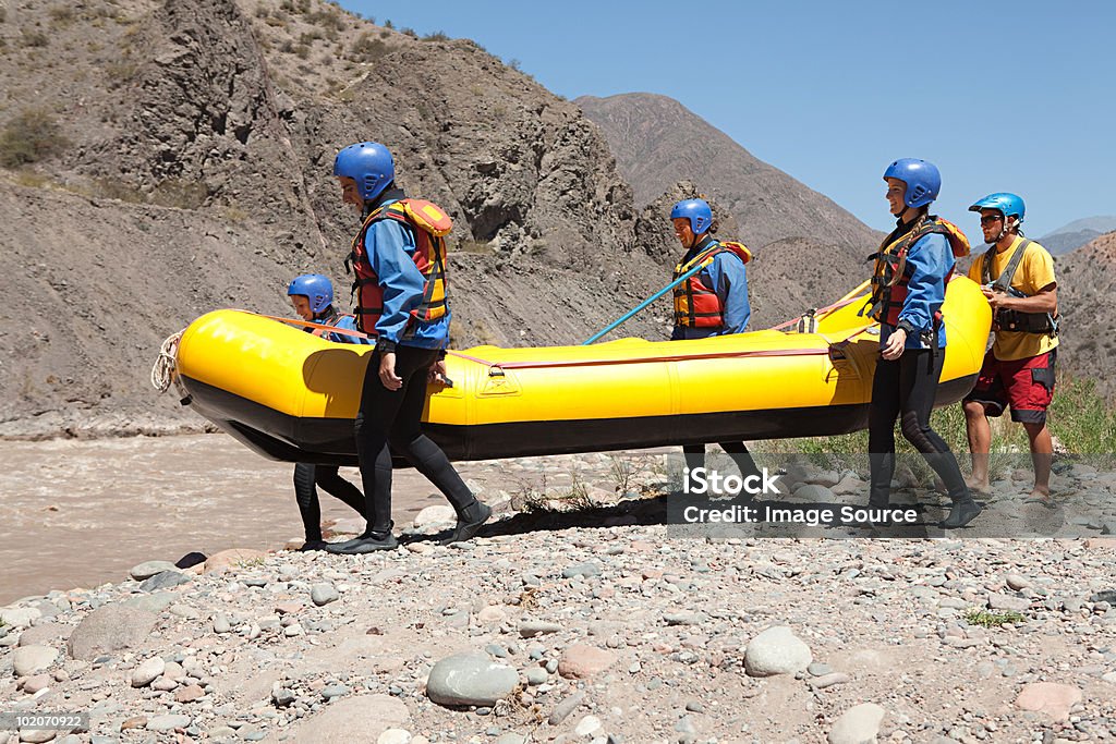 Personas que toman serie a rapids - Foto de stock de Rafting libre de derechos