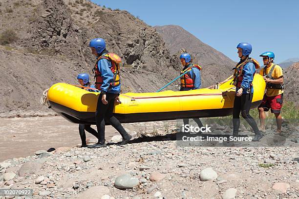Personas Que Toman Serie A Rapids Foto de stock y más banco de imágenes de Rafting - Rafting, Casco - Herramientas profesionales, Vacaciones - Viaje
