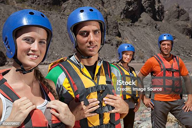 Photo libre de droit de Gens Prêts Pour Le Rafting En Eau Vive banque d'images et plus d'images libres de droit de Mendoza - Mendoza, 20-24 ans, 30-34 ans