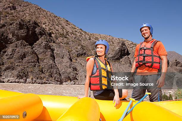 Hombre Y Mujer Listo Para Practicar Rafting En Aguas Rápidas Foto de stock y más banco de imágenes de 20-24 años