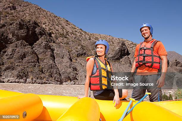 Homem E Mulher Pronta Para Rafting Em Rápidos - Fotografias de stock e mais imagens de 20-24 Anos - 20-24 Anos, 30-34 Anos, Adulto