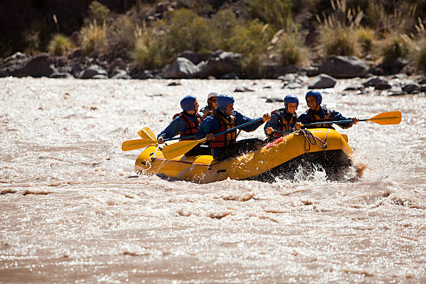 人々のラフティング - white water rafting rafting extreme sports adventure ストックフォトと画像