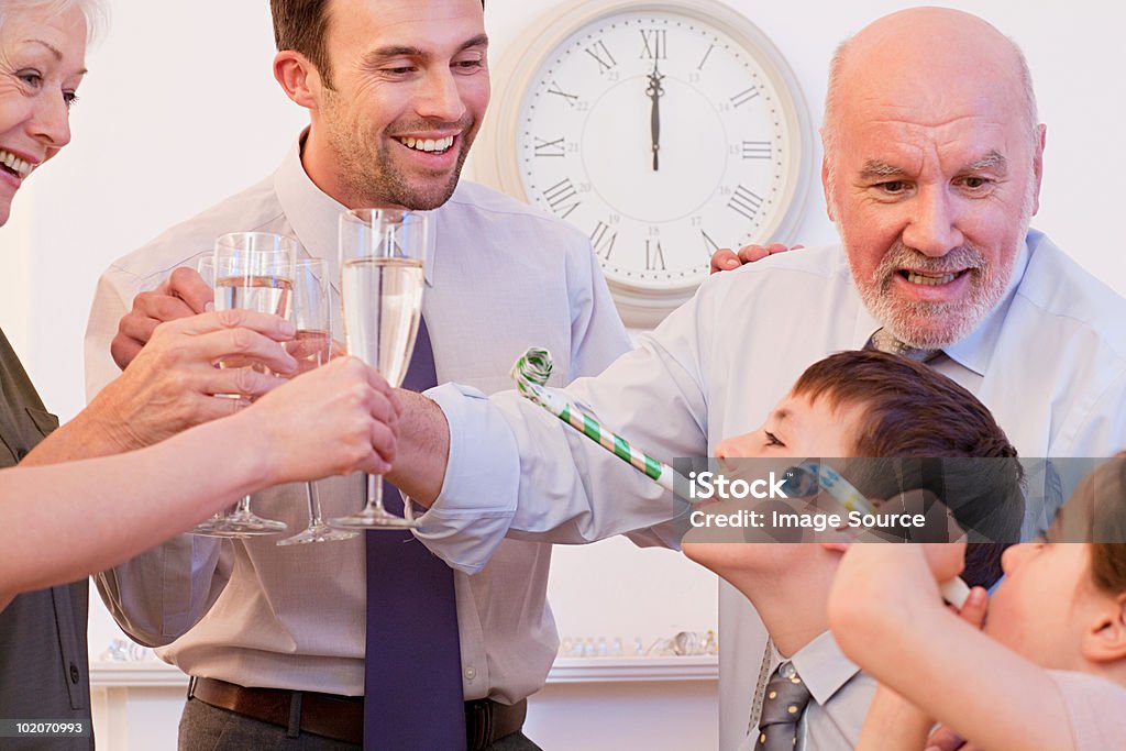 Famille célébrant le Nouvel An - Photo de Horloge libre de droits