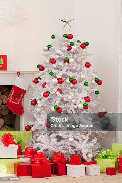 Foto de Árvore De Natal Decorações e mais fotos de stock de Bola de Árvore de Natal - Bola de Árvore de Natal, Caixa - Recipiente, Caixa de presentes