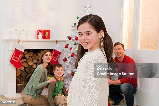Familia Disfrutando De Navidad Juntos Foto de stock y más banco de imágenes de 30-34 años - 30-34 años, 35-39 años, 6-7 años