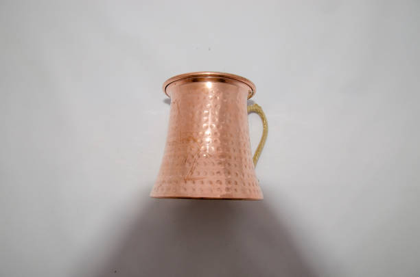 taza de cobre pura - barware fotografías e imágenes de stock