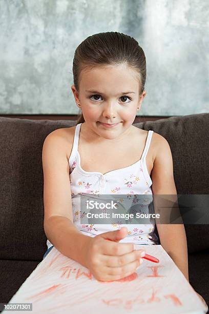 Girl Drawing Una Imagen Foto de stock y más banco de imágenes de 8-9 años - 8-9 años, Argentina, Cabello castaño