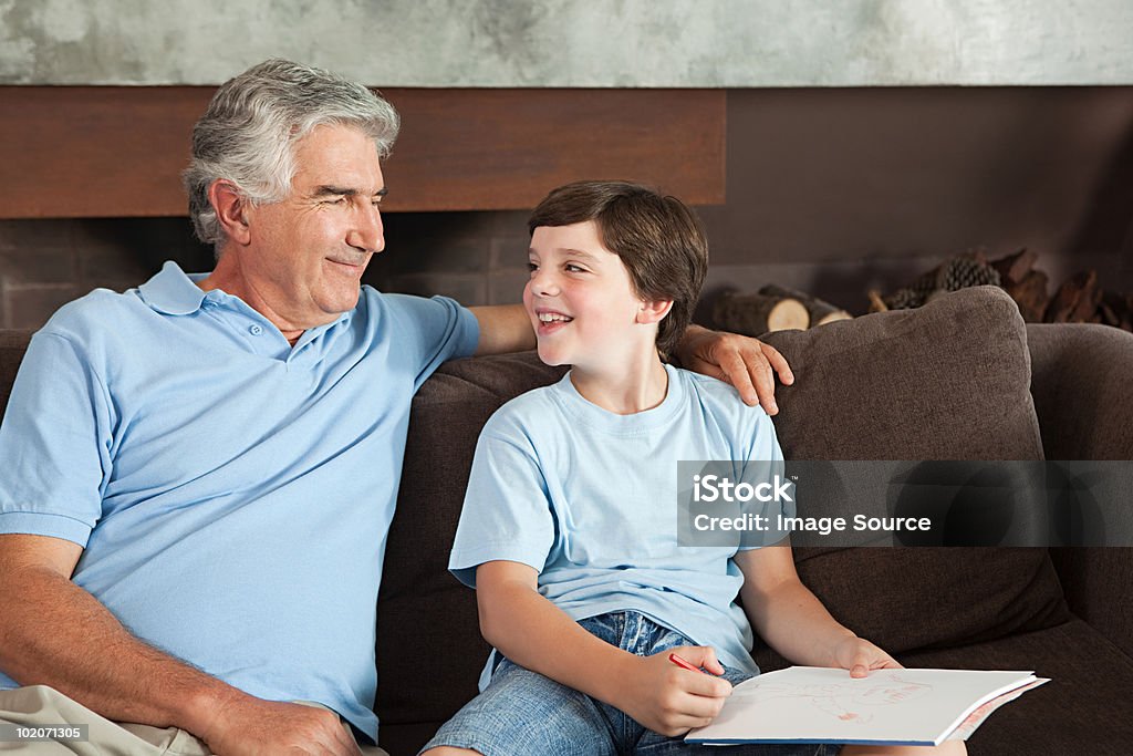 Abuelo y nieto dibujo - Foto de stock de 60-64 años libre de derechos