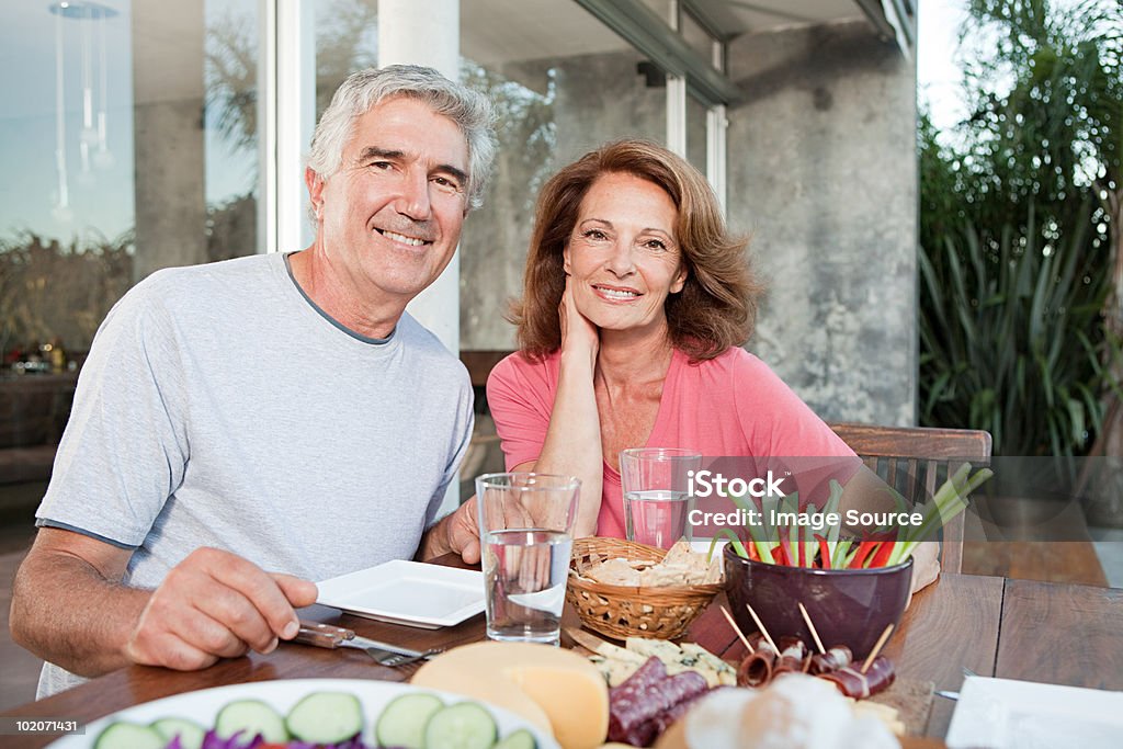 Couple à table en plein air - Photo de Troisième âge libre de droits