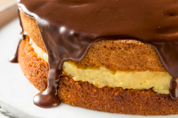 torta alla crema di boston al cioccolato fatta in casa - torta alla crema foto e immagini stock
