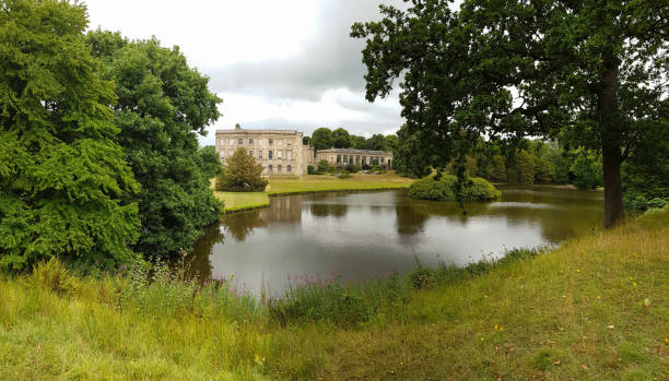 lyme hall, einem historischen englischen herrenhaus in lyme park in cheshire, england. es ist eine beliebte touristenattraktion - stockport stock-fotos und bilder