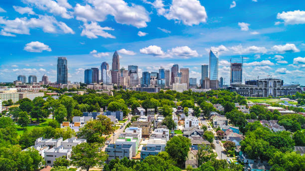 centro de la ciudad aérea de horizonte de charlotte, carolina del norte, estados unidos - north carolina fotografías e imágenes de stock