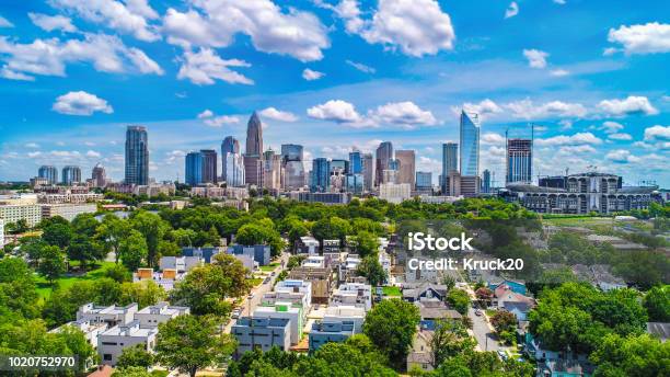 Centro De La Ciudad Aérea De Horizonte De Charlotte Carolina Del Norte Estados Unidos Foto de stock y más banco de imágenes de Charlotte - Carolina del Norte