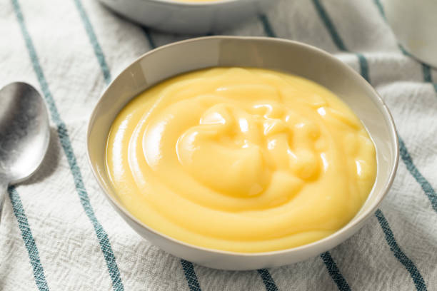 hausgemachte vanille pudding pudding - padding stock-fotos und bilder