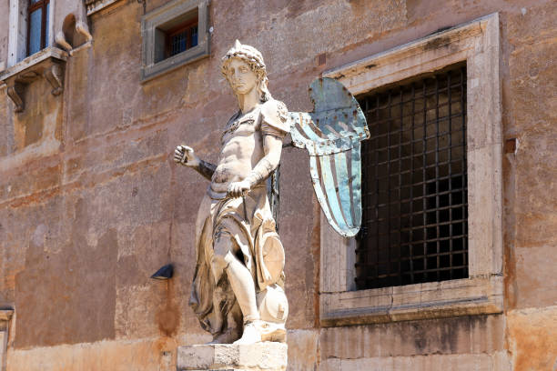 la estatua del st. michael por raffaello da montelupo, roma, italia - roman statue angel rome fotografías e imágenes de stock