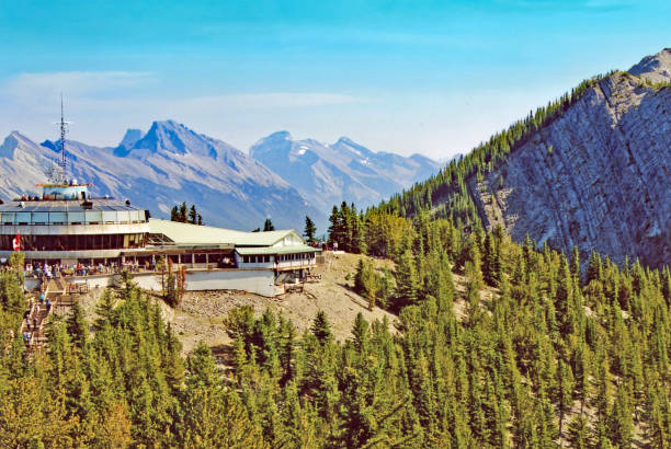 le centre de la télécabine et la promenade à banff - banff gondola photos et images de collection